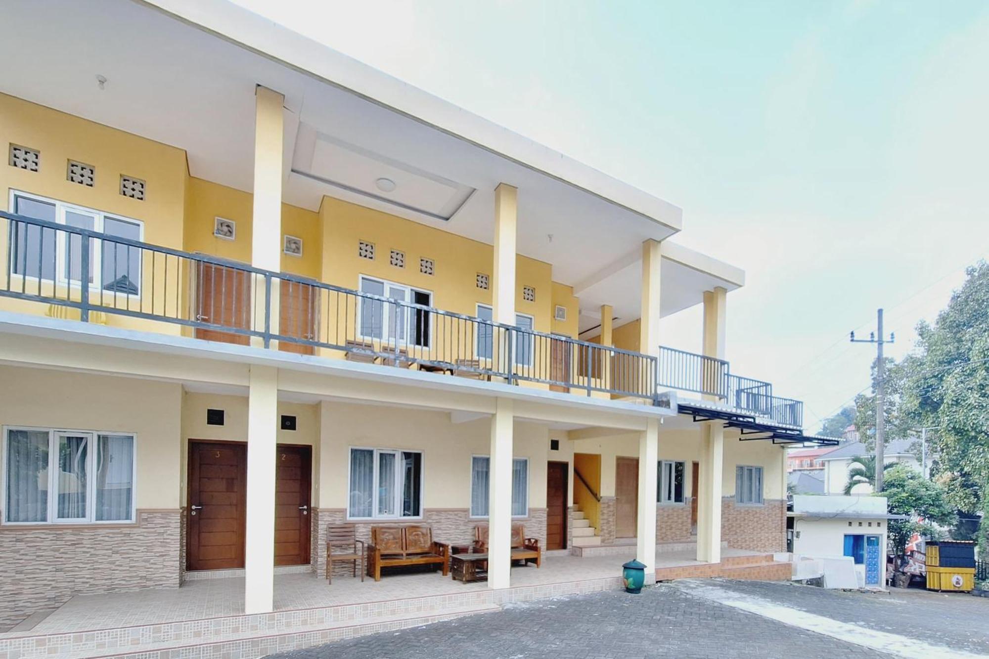 Villa Bukit Bunga Syariah Redpartner Pacet Mojokerto Kültér fotó