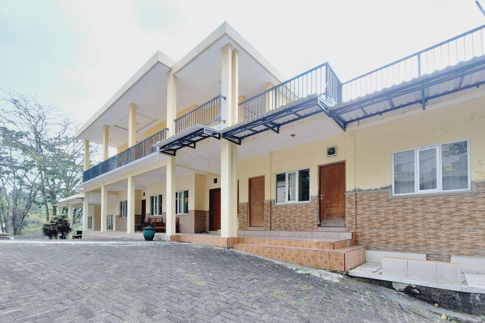Villa Bukit Bunga Syariah Redpartner Pacet Mojokerto Kültér fotó